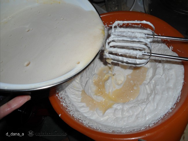 Tort cu crema de sampanie