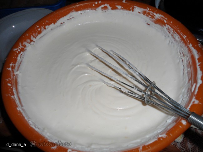 Tort cu crema de sampanie