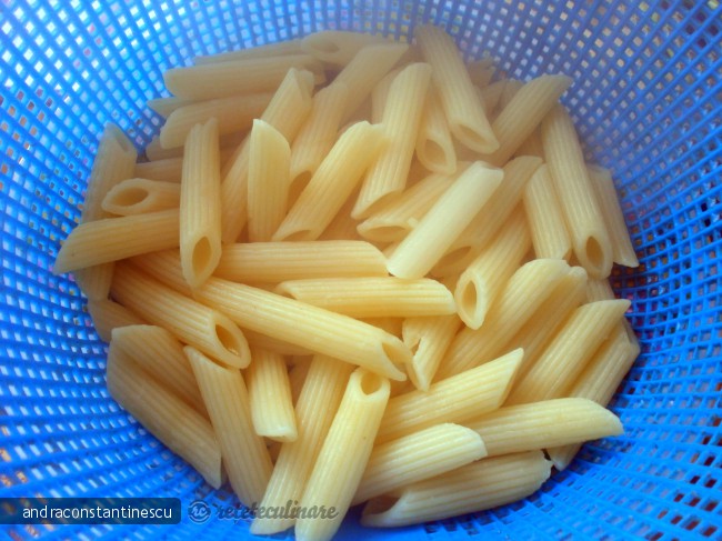 Penne rigate cu praz, ciuperci si spanac