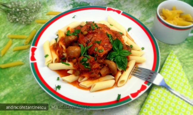 Penne rigate cu iepure, ciuperci si mazare in sos de rosii cu usturoi