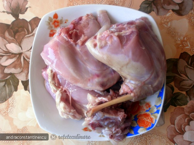 Penne rigate cu iepure, ciuperci si mazare in sos de rosii cu usturoi