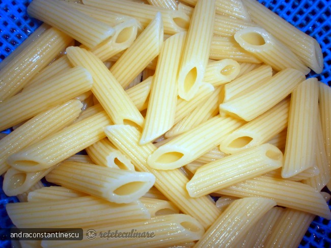 Penne rigate cu iepure, ciuperci si mazare in sos de rosii cu usturoi