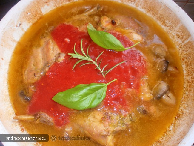 Penne rigate cu iepure, ciuperci si mazare in sos de rosii cu usturoi