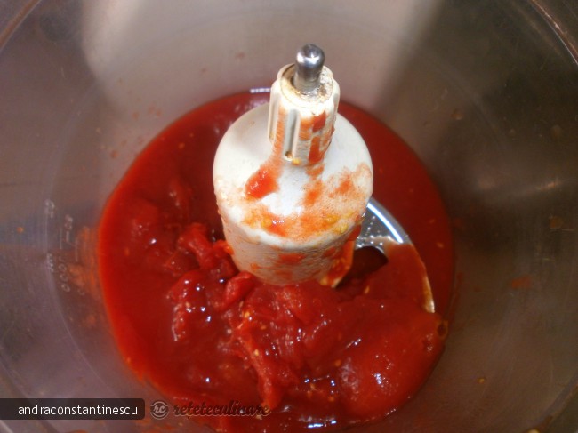 Penne rigate cu iepure, ciuperci si mazare in sos de rosii cu usturoi