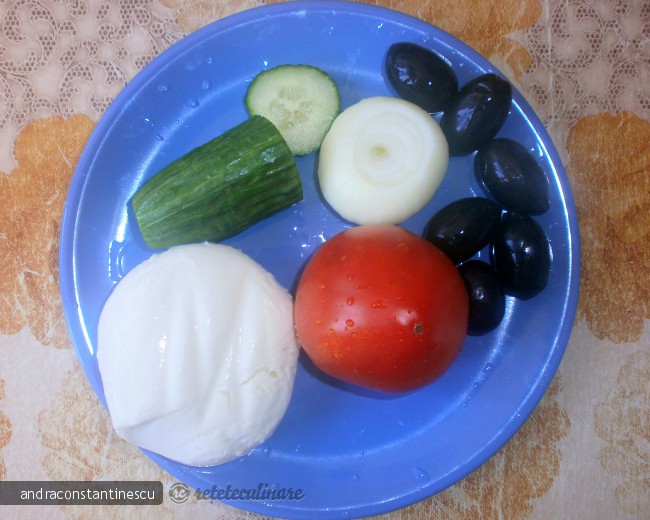 Salata de paste cu legume, masline si mozzarella