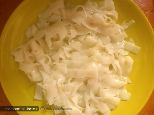 Tagliatelle cu ciuperci, carnati si sos de rosii cu usturoi