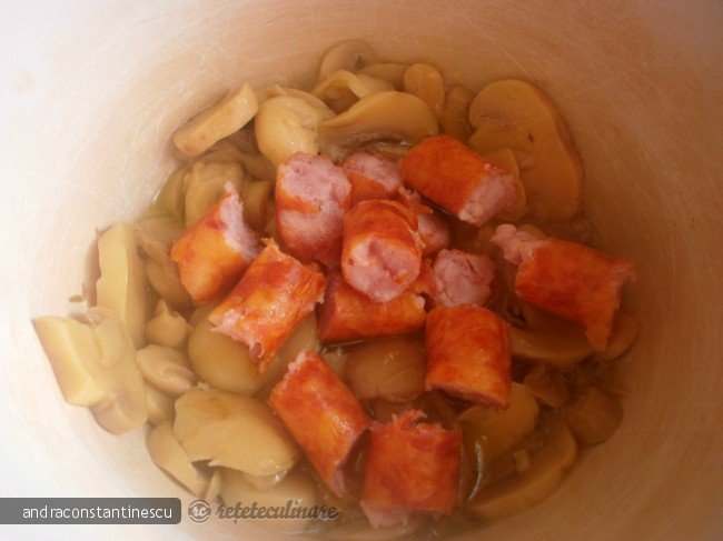 Tagliatelle cu ciuperci, carnati si sos de rosii cu usturoi