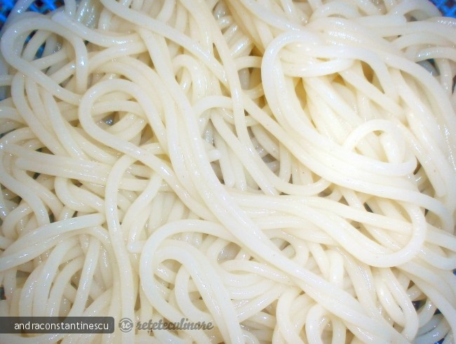 Spaghete cu sos de rosii si chiftele din carne tocata de porc