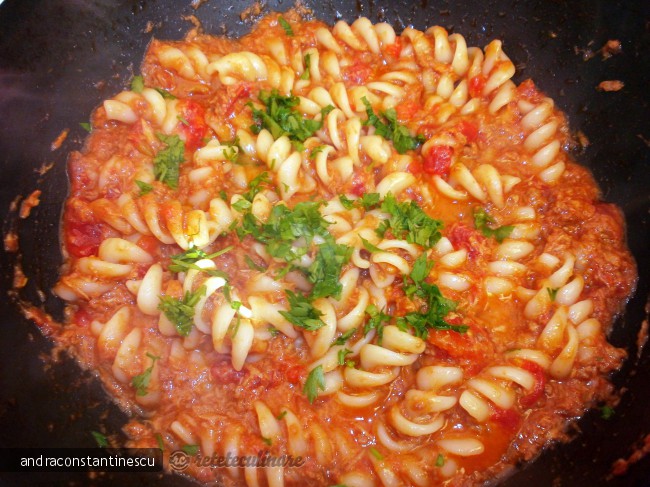 Fusilli cu ton si rosii