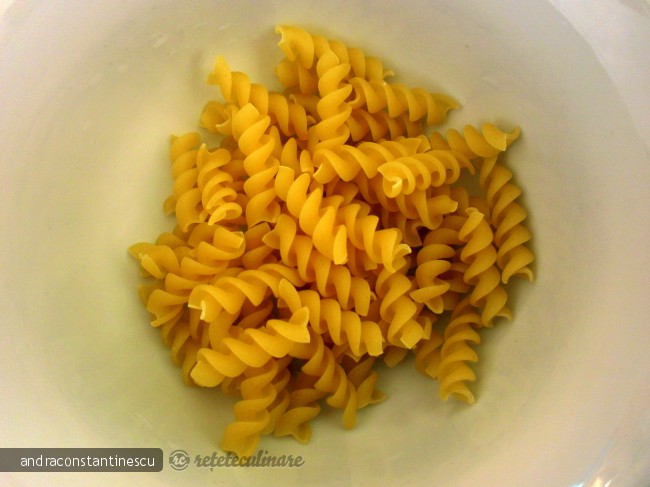 Fusilli cu ton si rosii