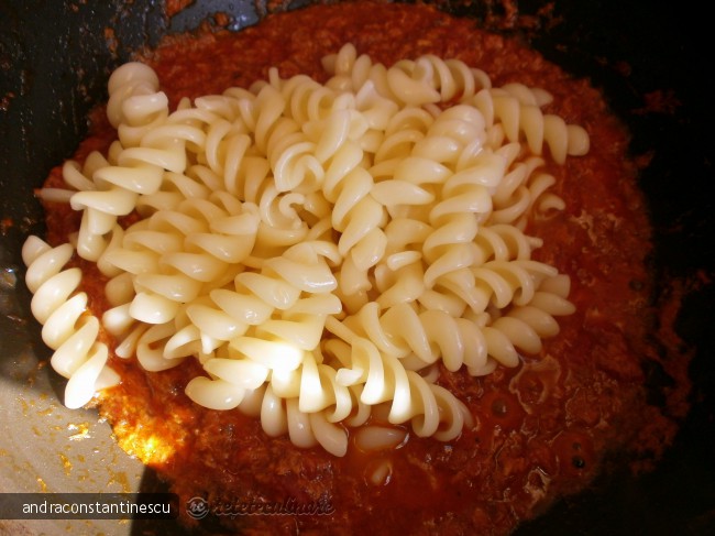 Fusilli cu ton si rosii
