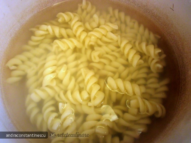 Fusilli cu ton si rosii