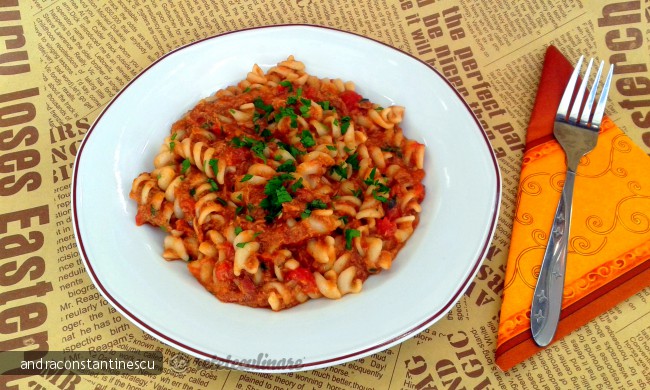 Fusilli cu ton si rosii