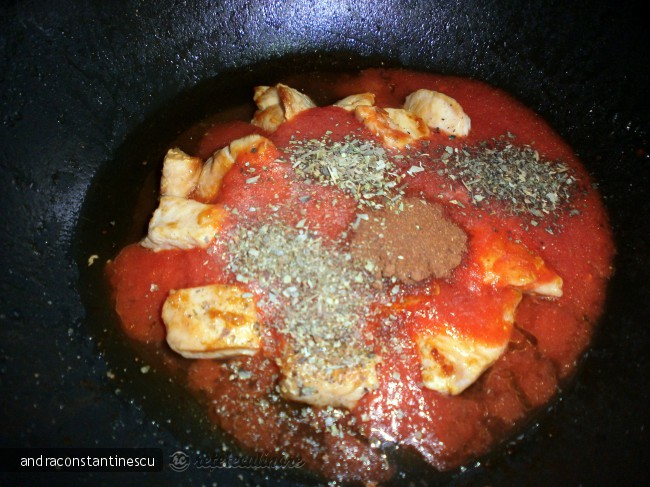 Penne cu piept de pui in sos de rosii cu usturoi