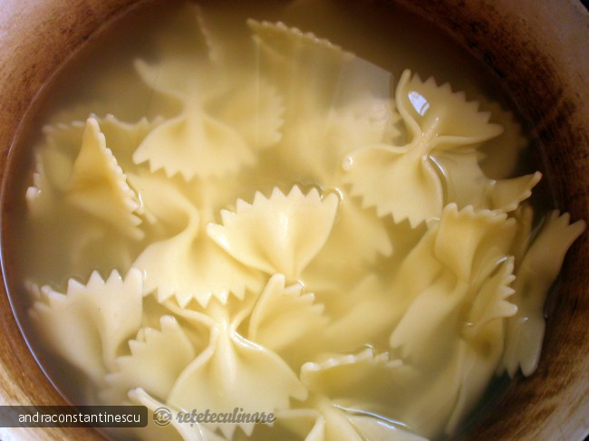 Farfalle cu carnati in sos de rosii