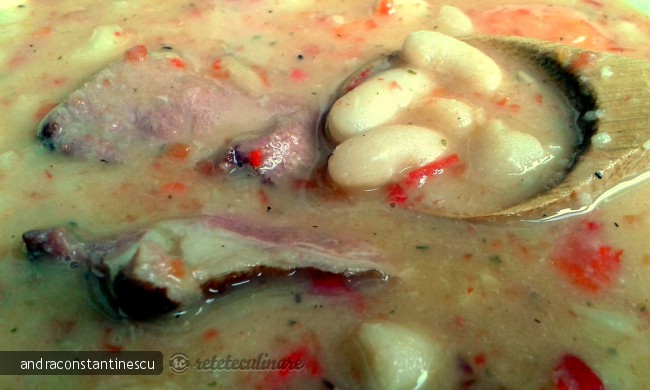 Mancare de fasole cu pastrama de porc afumata