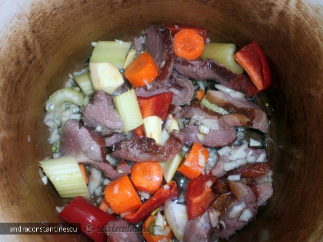 Mancare de fasole cu pastrama de porc afumata