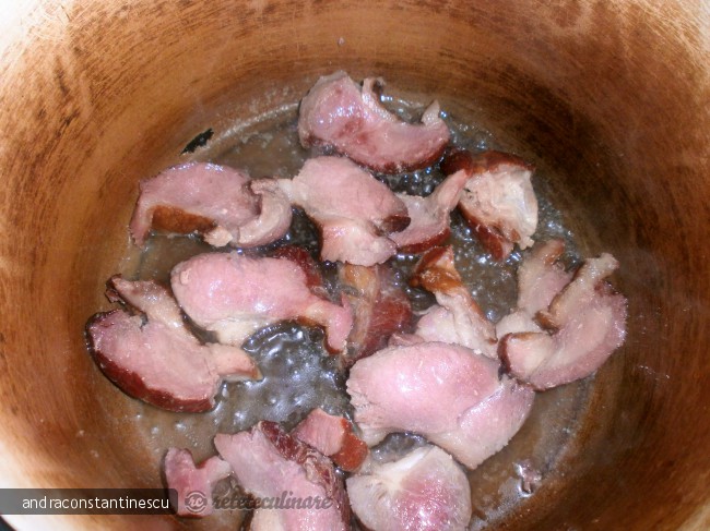 Mancare de fasole cu pastrama de porc afumata