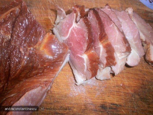 Mancare de fasole cu pastrama de porc afumata