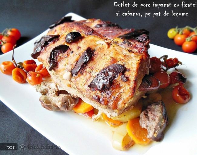Cotlet de porc impanat cu ficatei si cabanos, pe pat de legume