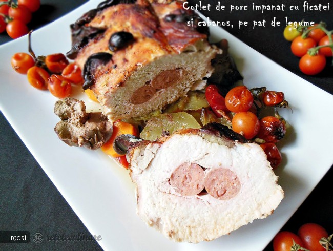 Cotlet de porc impanat cu ficatei si cabanos, pe pat de legume