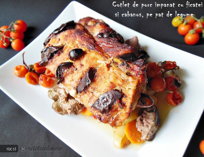 Cotlet de porc impanat cu ficatei si cabanos, pe pat de legume