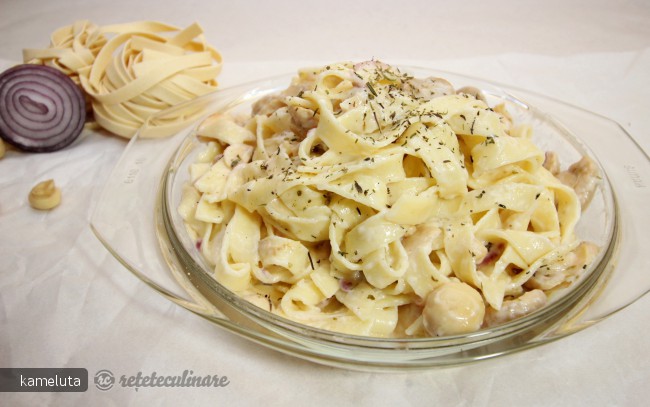 Tagliatelle cu Sos Alb si Ciuperci