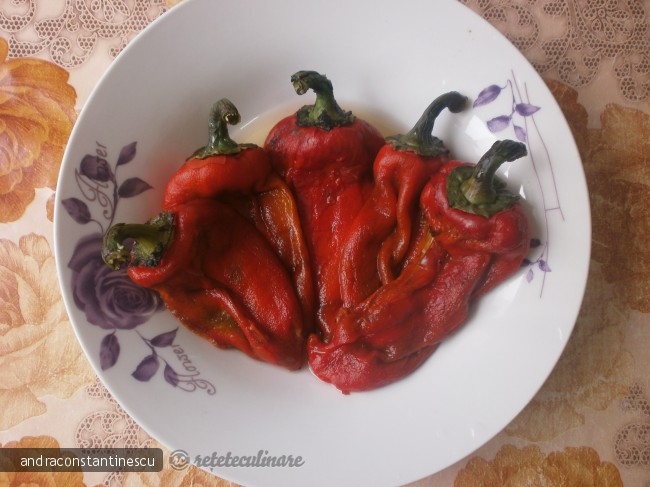 Salata de ardei copti cu usturoi