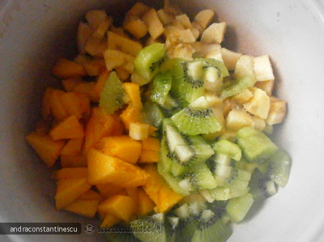 Pepene galben umplut cu salata de fructe