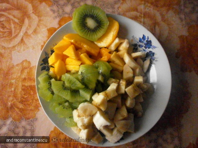 Pepene galben umplut cu salata de fructe