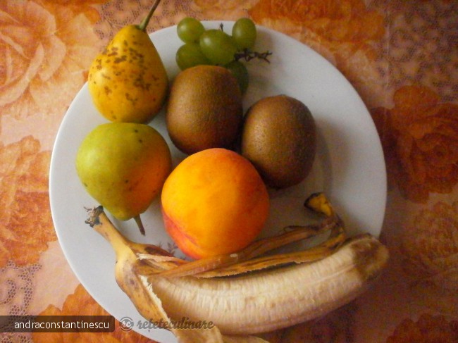 Pepene galben umplut cu salata de fructe