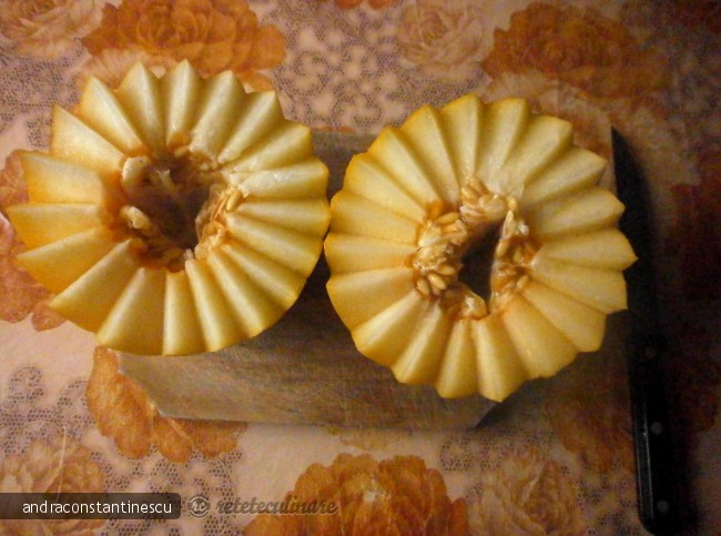 Pepene galben umplut cu salata de fructe