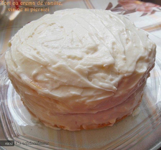 Tort cu crema de vanilie, visine si piersici