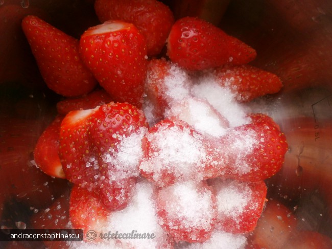 Tort cu Crema de Lapte si Jeleu de Capsuni