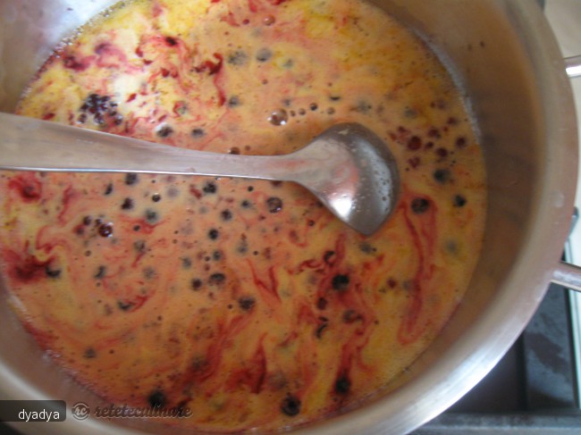 Tort cu Fructe de Padure si Crema de Ciocolata