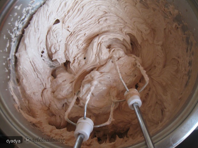 Tort cu Fructe de Padure si Crema de Ciocolata