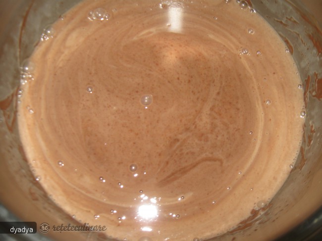 Tort cu Fructe de Padure si Crema de Ciocolata