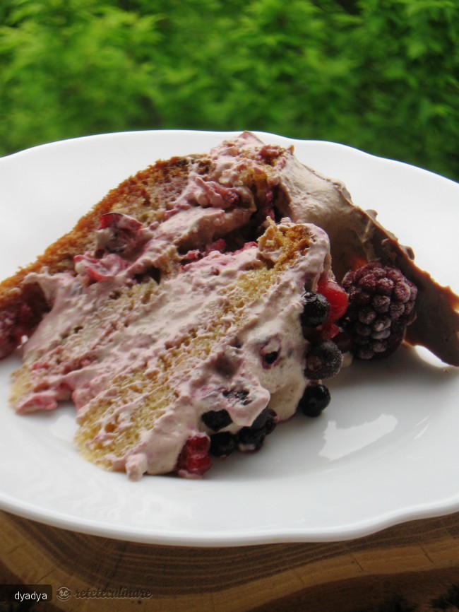Tort cu Fructe de Padure si Crema de Ciocolata