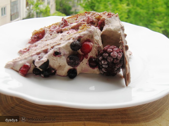 Tort cu Fructe de Padure si Crema de Ciocolata