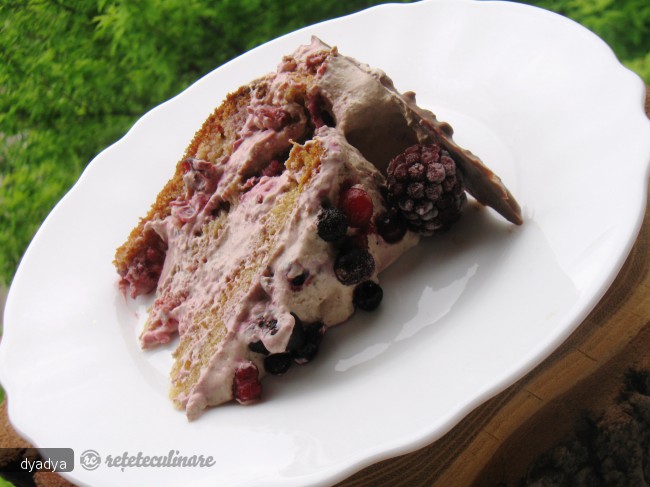Tort cu Fructe de Padure si Crema de Ciocolata