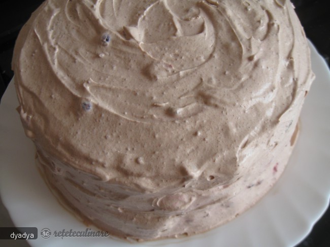 Tort cu Fructe de Padure si Crema de Ciocolata