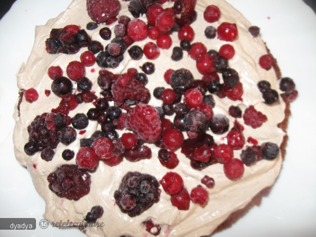 Tort cu Fructe de Padure si Crema de Ciocolata