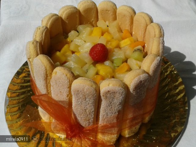 Tort cu Piscoturi si Fructe