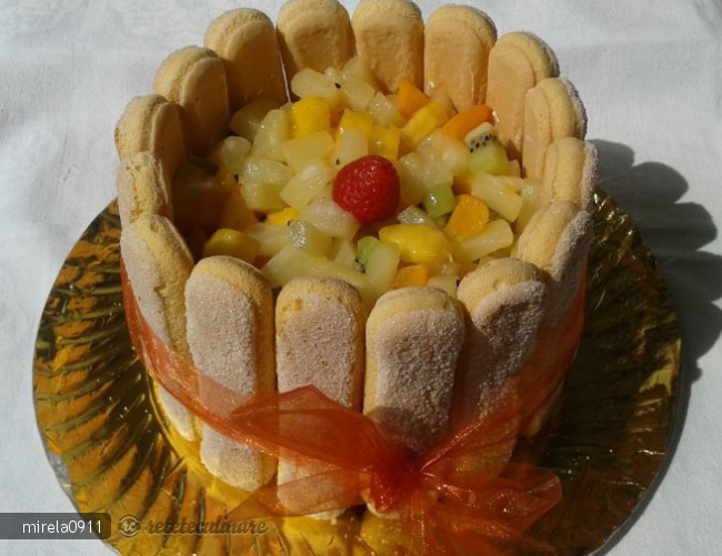 Tort cu Piscoturi si Fructe