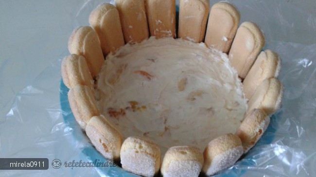Tort cu Piscoturi si Fructe