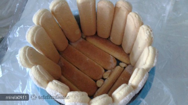 Tort cu Piscoturi si Fructe