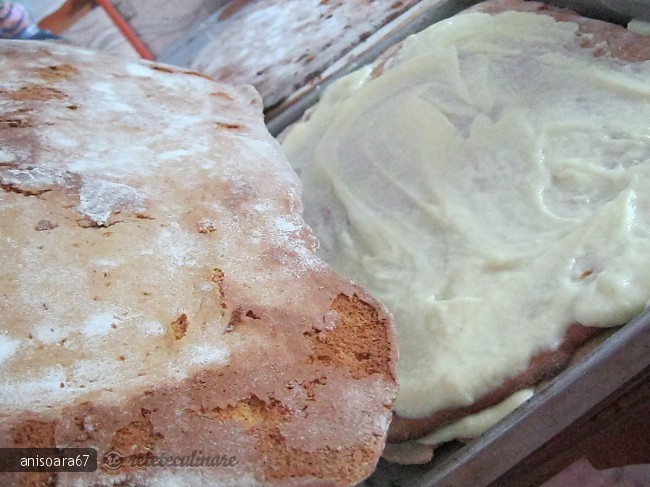 Prajitura Lamaita cu Miere de Albine si Glazura de Ciocolata Alba