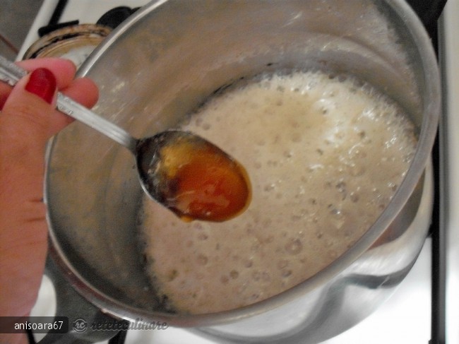 Prajitura Lamaita cu Miere de Albine si Glazura de Ciocolata Alba