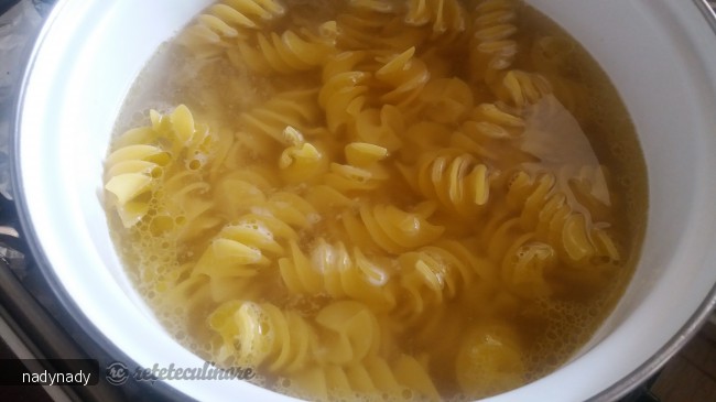 Paste cu Sos Aromat de Rosii si Friptura de Vitel