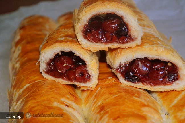 Strudel delicios cu fructe, cu un aluat foietat usor de facut